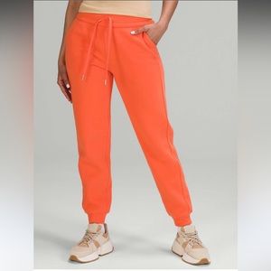 Lululemon Scuba High-Rise Jogger
Warm Coral
